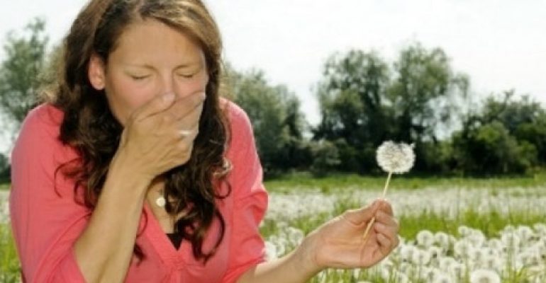 RINITE ALLERGICA: L’AFFRONTANO MEGLIO LE DONNE