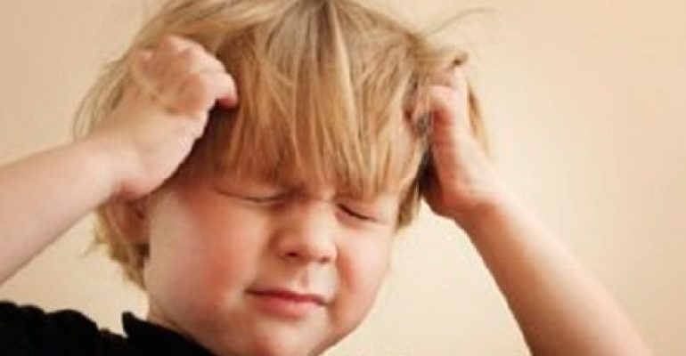 AUMENTA IL MAL DI TESTA NEI BAMBINI: TROPPO STRESS E IMPEGNI EXTRASCOLASTICI