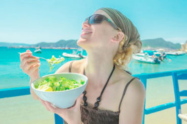 Sfiziose insalate di cereali, il cibo giusto da portare in spiaggia