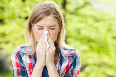 Allergie e Covid: come gestire quest’anno la stagione degli starnuti?