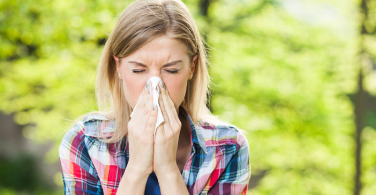 Allergie e Covid: come gestire quest’anno la stagione degli starnuti?